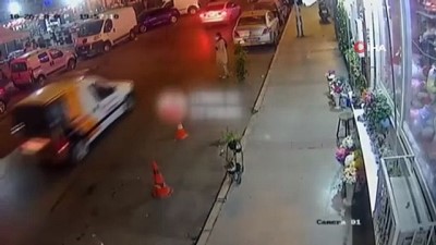 guvenlik kamerasi -  Yolun karşısına geçmeye çalışan vatandaşa otomobil çarptı... O anlar kamerada Videosu