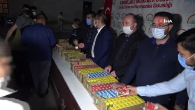 kandil -  Aksaray’da kandil nedeniyle cami önünde süt ikram edildi Videosu