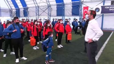 futbol okulu - Başkan Vekili Aslan’dan öğrencilere spor malzemesi desteği Videosu