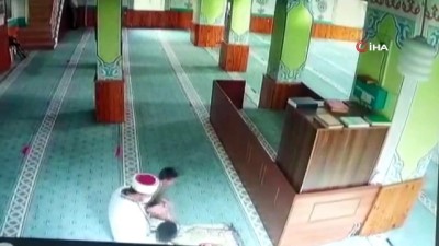 namaz vakti -  Camiye giren çocukların imam ile oyunu yürekleri ısıttı Videosu