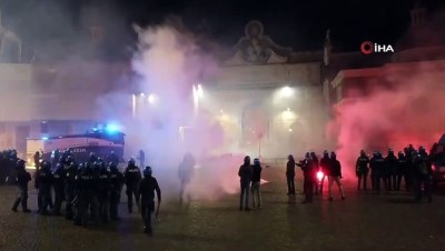 polis mudahale -  Kovid-19 tedbirlerini protesto eden aşırı sağcı grup polisle çatıştı Videosu