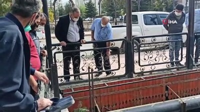 elektrik akimi -  Sudaki 'geçersiz' parayı almak isterken canından oluyordu Videosu