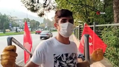 geri donusum -  Bayramın en anlamlı görüntüsü...Karton toplayan gençler arabalarını Türk bayraklarıyla süsledi Videosu