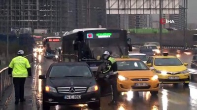 mahsur kaldi -  E-5’te mahsur kalan araçları polis ekipleri iterek kurtardı Videosu