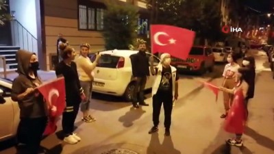  İstanbul’da vatandaşlar 19.23’te sokak ve balkonlarda İstiklal Marşı okudu