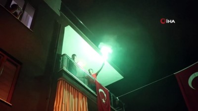 istiklal marsi -  Komşular bayramı balkonlarda kutladı Videosu