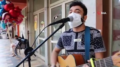 sokak muzisyeni -  Maske takmayanları söylediği şarkıyla uyarıyor Videosu
