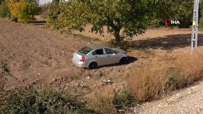 elektrik diregi -  Otomobil direğe çarparak tarlaya düştü: 3 yaralı Videosu
