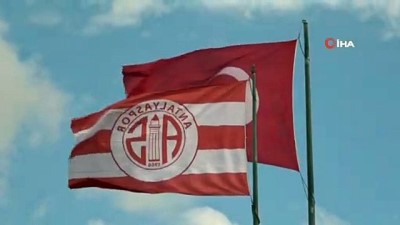 gard -  Rüzgar ve yağmur bulutları dünyaca ünlü sahili boşalttı Videosu