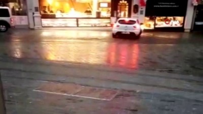  Taksim’de sağanak yağış
