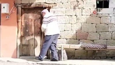  Yaşlı adamın bayrak hassasiyeti