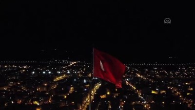 Azerbaycan bayrağı renkleri Kars Kalesi'ne ışıkla yansıtıldı