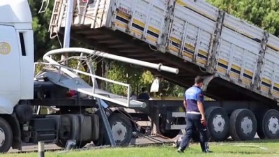 perini - Damperi açılan kamyon direği devirdi - MANİSA Videosu