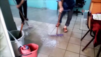 kahvehane -  Kahvehaneyi su bastı, müşteriler kovalarla suyu tahliye etti Videosu