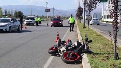 Motosiklet yayaya çarptı: 2 yaralı - ERZİNCAN