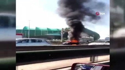 sondurme tupu -  Yol ortasında alev alev yanan otomobil küle döndü Videosu