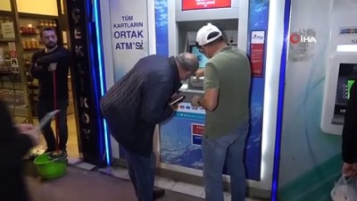 parmak -  ATM'nin içinde gizli kameralı düzenek ele geçirildi Videosu