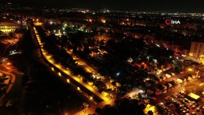 Depremzedeler geceyi çadır kentte geçiriyor