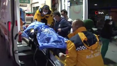  Enkaz altından çıkarılan yaralı vatandaşlar hastaneye getiriliyor