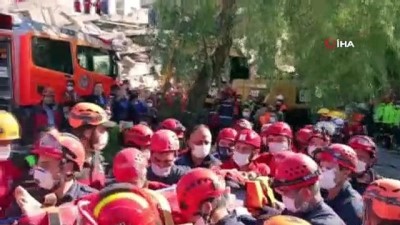  Küçükyumuk Ailesi de Doğanlar Apartmanındaki enkazın altında