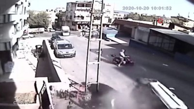  Ölümden böyle döndüler...Kontrolden çıkan otomobil internet kafenin duvarına çarptı