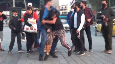  Taksim Meydanı'nda iki grup arasındaki tekmeli yumruklu kavga kamerada