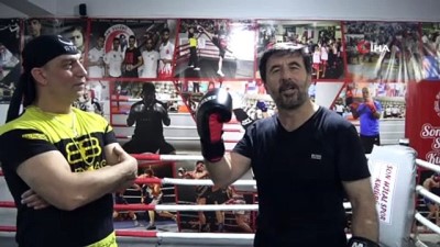  57 yaşında kick boksta gençlere taş çıkartıyor