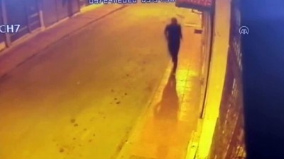 guvenlik kamerasi - Parklarda uyuyan vatandaşlardan hırsızlık yaptığı iddia edilen şüpheli yakalandı - MERSİN Videosu