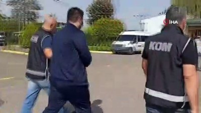 polis araci -  128 Yakalama kararı, 50 yıl hapis cezası olan dolandırıcı Düzce’de yakalanarak cezaevine gönderildi Videosu