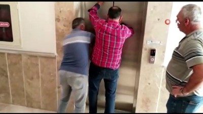 kisa mesafe -  Asansörde mahsur kalan vatandaş uzun uğraşlar sonucu kurtarıldı Videosu