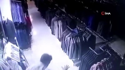 guvenlik kamerasi -  Hırsızlık şüphelisi olay sonrası karanlıkta polise otostop çekince yakalandı Videosu