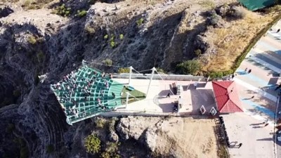 kanyon - İki dağcı Ulubey Kanyonu'ndaki cam terastan iple iniş yaptı - UŞAK Videosu