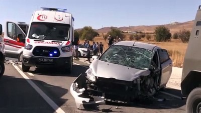 ogretim gorevlisi - İki otomobil çarpıştı: 4 yaralı - TUNCELİ Videosu