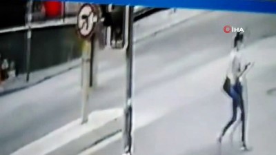 guvenlik kamerasi -  Motosiklet ile otomobilin burun buruna çarpıştığı kaza kamerada Videosu