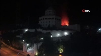 ergo -  Ankara'nın Keçiören ilçesinde bulunan Estergon Kalesinde yangın çıktı... Olay yerine çok sayıda itfaiye ekibi sevk edildi Videosu