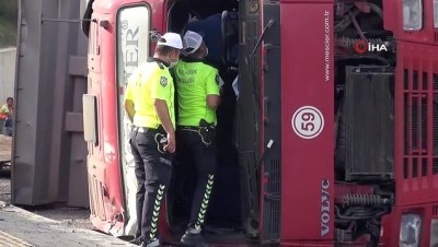  Demir yüklü tır devrildi: 1 yaralı