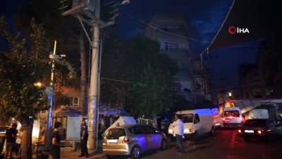  Edremit’te elektrik trafosu patladı, pano aracın üstüne devrildi