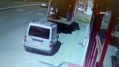 guvenlik kamerasi -  Freni boşalan kamyonu böyle durdurmaya çalıştılar Videosu