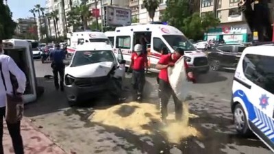  Hafif ticari aracın çarptığı yolcu minibüsü devrildi: 3 yaralı