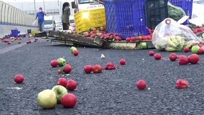 sut urunleri -  İzmir'de kamyonet kaza yaptı; kasasındaki sebze ve meyveler yola saçıldı Videosu