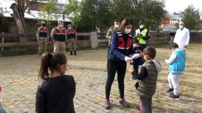  Jandarma öğrencilere maske ve boyama kitabı dağıttı