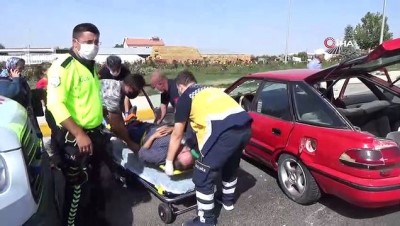  Kamyonetle çarpışan otomobil parçalandı, 3 kişi ölümden döndü