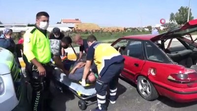  Kamyonetle çarpışan otomobil parçalandı, 3 kişi ölümden döndü