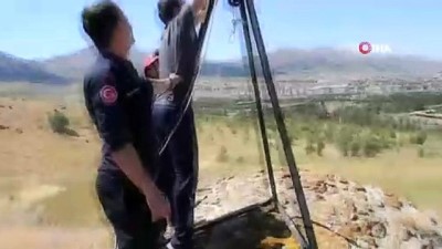  Kuyuya düşen tilkiyi itfaiye ekipleri kurtardı