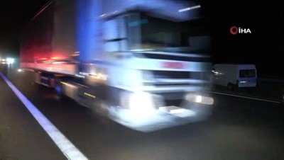  TEM’de kontrolden çıkan minibüs refüje uçtu: 2 yaralı