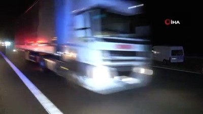  TEM’de kontrolden çıkan minibüs refüje uçtu: 2 yaralı