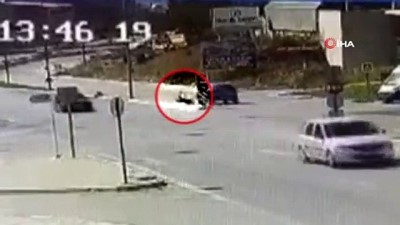 guvenlik kamerasi -  Yolun karşısına geçmeye çalışan kadına otomobil çarptı, o anlar kameraya böyle yansıdı Videosu