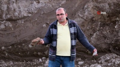 insaat sirketi -  Asboğa Höyüğü defineciler tarafından iş makineleri ile kazıldı Videosu