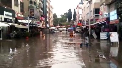  İzmir'de cadde ve sokaklar göle döndü