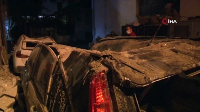  İzmir'de duvar çöktü: 5 araç perte çıktı